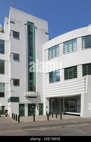 Die ehemalige Daimler Hire Garage in der Herbrand Street, London, Großbritannien. Berühmtes Art déco-Gebäude, das heute von der Ad-Agentur McCann Erickson besetzt wird. Stockfoto