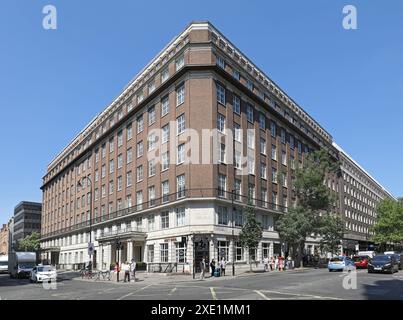 Russell Square House, London, Großbritannien. Großes Bürogebäude aus den 1930er Jahren an der Ecke Russell Square und Woburn Place. Stockfoto