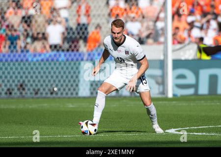 Berlin, Deutschland. Dienstag, 25. Juni 2024. Philipp Lienhart (Oesterreich, #15) am Ball, GER, Niederlande (NED) gegen Österreich (AUT), Fussball Europameisterschaft, UEFA EURO 2024, Gruppe D, 3. Spieltag, 25.06.2024 Foto: Eibner-Pressefoto/Michael Memmler/Alamy Live News Stockfoto