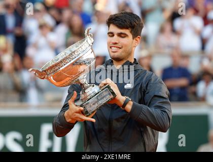 Der Gewinner der French Open 2024 Carlos Alcaraz mit der Trophäe in Roland Garros, Paris, Frankreich. Stockfoto