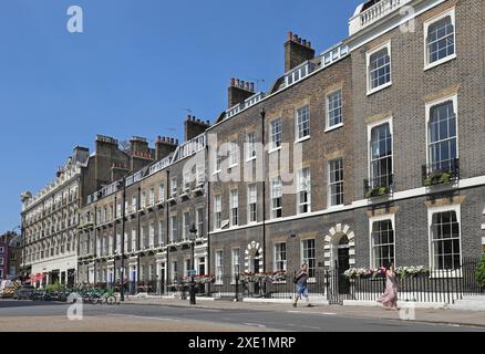 Georgianische Stadthäuser auf der Nordseite des Bedford Square und der Bayley Street, Bloomsbury, London, Großbritannien Stockfoto