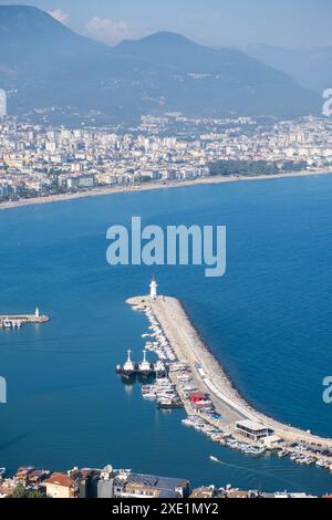 Genießen Sie den atemberaubenden Blick auf Alanya von der Aussichtsplattform Stockfoto