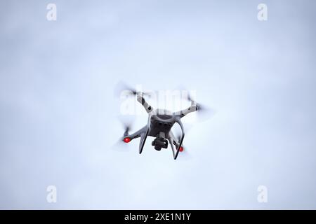 Quadcopter-UAV-Drohne im Himmel Stockfoto