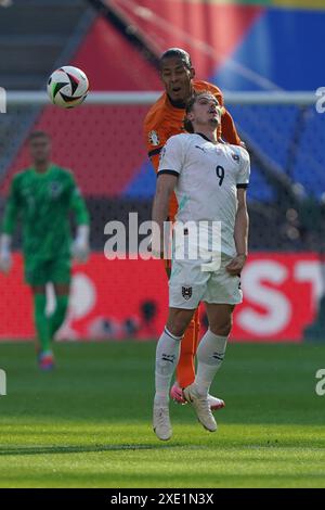 BERLIN – 25. JUNI: Virgil van Dijk aus den Niederlanden, Marcel Sabitzer aus Österreich während des Gruppenspiels der UEFA EURO 2024 zwischen den Niederlanden und Österreich im Olympiastadion am 25. Juni 2024 in Berlin. (Foto von Andre Weening/Orange Pictures)/Alamy Live News Stockfoto