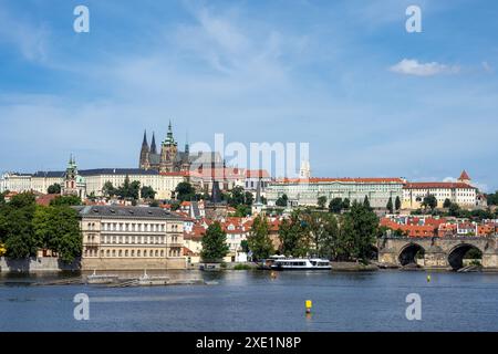 Panoramablick auf die berühmte Karlsbrücke und die Burg in Prag an einem sonnigen Tag Stockfoto