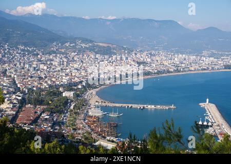 Genießen Sie den atemberaubenden Blick auf Alanya von der Aussichtsplattform Stockfoto