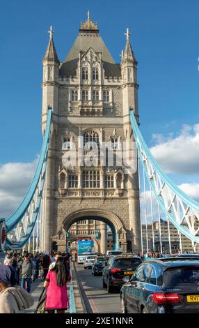 London, UK - 7. Mai 2023 : Menschen gehen auf der Tower Bridge in London. Die Tower Bridge wurde zwischen 1886 und 1894 errichtet. Stockfoto