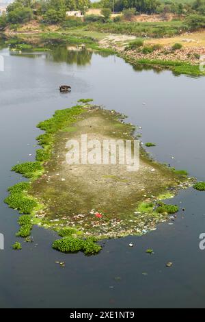 Neu-Delhi, Delhi, Indien. Juni 2024. Ein allgemeiner Blick auf den Yamuna River, während das Wasser aufgrund extremer Wetterbedingungen in Neu-Delhi, Indien, am 25. Juni 2024 trocknet. (Credit Image: © Mohsin Javed/ZUMA Press Wire/Alamy Live News) NUR REDAKTIONELLE VERWENDUNG! Nicht für kommerzielle ZWECKE! Stockfoto