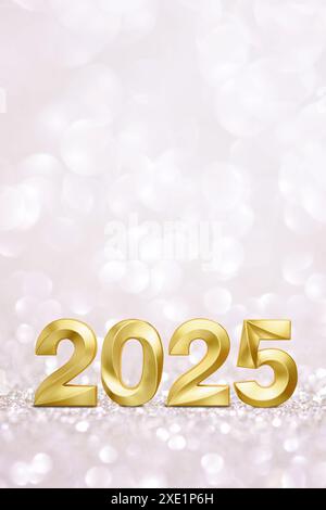 Feiertagshintergrund Happy New Year 2025. Zahlen des Jahres 2025, hergestellt von goldenen Kerzen auf festlichem, funkelndem Bokeh-Hintergrund. Neujahrsfeiertage feiern, Stockfoto