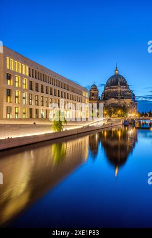 Die moderne Rückseite des Stadtpalastes, des Doms und der Spree in Berlin in der Abenddämmerung Stockfoto