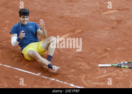 Der spanische Tennisspieler Carlos Alcaraz feiert nach dem Sieg bei den French Open, Roland Garros, Paris, Frankreich. Stockfoto