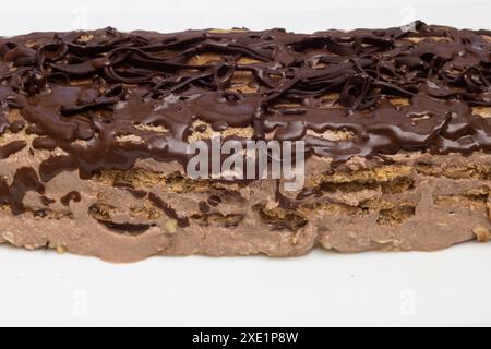 Genießen Sie die reichhaltigen, samtigen Schichten dieses exquisiten Schokoladendesserts. Jede Stufe zeigt eine Symphonie von Aromen und Texturen mit zartem Schokoladen-Sha Stockfoto