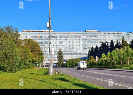 Moskau, Russland - Juli 30. 2023. Blick auf das südliche Industriegebiet in Zelenograd von der Ozernaya-Allee Stockfoto