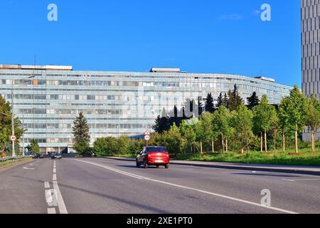 Moskau, Russland - Juli 30. 2023. Blick auf das südliche Industriegebiet in Zelenograd von der Ozernaya-Allee Stockfoto