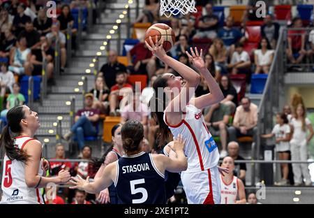 Praha, Tschechische Republik. Juni 2024. Emma Cechova von Tschechien, rechts, im Einsatz während des Basketball-Freundschaftsspiels Tschechische Republik gegen Slowakei in Prag, Tschechische Republik, 25. Juni 2024. Quelle: Katerina Sulova/CTK Photo/Alamy Live News Stockfoto