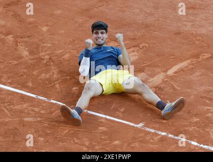 Der spanische Tennisspieler Carlos Alcaraz feiert nach dem Sieg bei den French Open, Roland Garros, Paris, Frankreich. Stockfoto