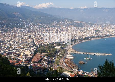 Genießen Sie den atemberaubenden Blick auf Alanya von der Aussichtsplattform Stockfoto