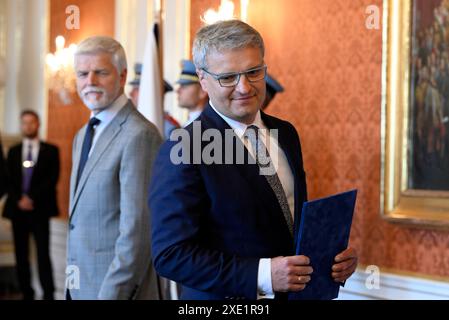 Praha, Tschechische Republik. Juni 2024. Der tschechische Präsident Petr Pavel, links, ernennt Tomas Langasek, rechts, am 25. Juni 2024 zum Richter des Verfassungsgerichts in Prag, Tschechische Republik. Quelle: Katerina Sulova/CTK Photo/Alamy Live News Stockfoto