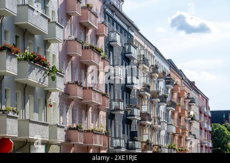 Straße mit mehrfarbigen alten Apartmentgebäuden aus Berlin Stockfoto