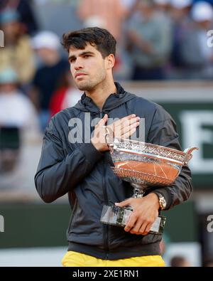 Der Gewinner der French Open 2024 Carlos Alcaraz mit der Trophäe in Roland Garros, Paris, Frankreich. Stockfoto