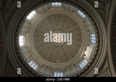 Hauptkuppel der Kathedrale Saint Aubain in Namur, Belgien. Innenansicht. Stockfoto