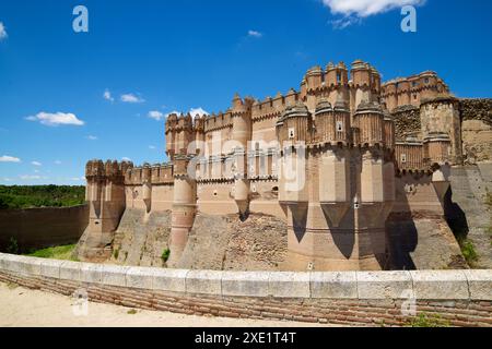 Außenansicht der Ziegelburg Mudejar Coca, Provinz Segovia, Castilla Leon in Spanien. Stockfoto