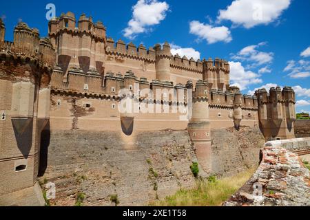 Außenansicht der Ziegelburg Mudejar Coca, Provinz Segovia, Castilla Leon in Spanien. Stockfoto