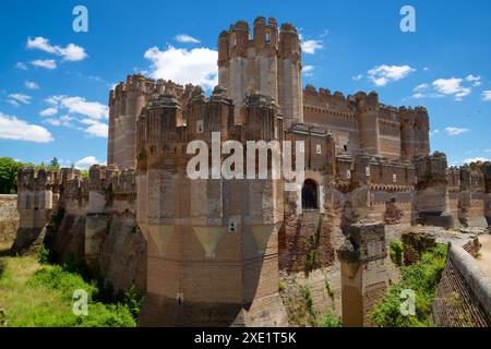 Außenansicht der Ziegelburg Mudejar Coca, Provinz Segovia, Castilla Leon in Spanien. Stockfoto