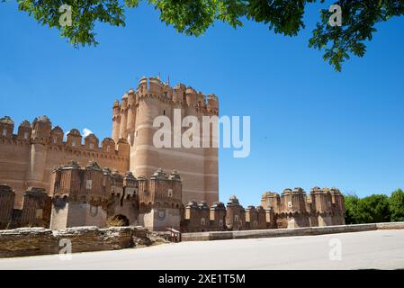 Außenansicht der Ziegelburg Mudejar Coca, Provinz Segovia, Castilla Leon in Spanien. Stockfoto