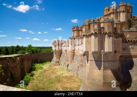 Außenansicht der Ziegelburg Mudejar Coca, Provinz Segovia, Castilla Leon in Spanien. Stockfoto