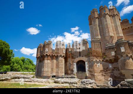 Außenansicht der Ziegelburg Mudejar Coca, Provinz Segovia, Castilla Leon in Spanien. Stockfoto