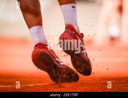 Nahaufnahme der Füße von Novak Djokovic während eines Servieres bei den French Open 2024, Roland Garros, Paris, Frankreich. Stockfoto