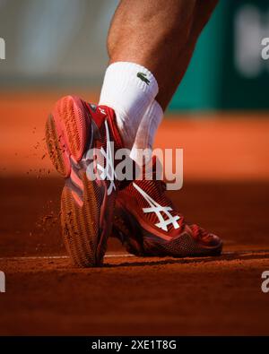 Nahaufnahme der Füße von Novak Djokovic während eines Servieres bei den French Open 2024, Roland Garros, Paris, Frankreich. Stockfoto