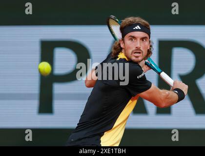 Griechischer Tennisspieler Stefanos Tsitsipas in Aktion bei den French Open 2024, Roland Garros, Paris, Frankreich. Stockfoto