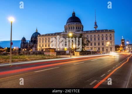 Das wiederaufgebaute Berliner Stadtpalais, der berühmte Fernsehturm und der Dom bei Nacht Stockfoto