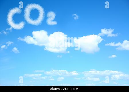 Blauer Himmel mit chemischer CO2-Formel und Wolken. Kohlendioxidemissionen Stockfoto