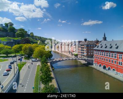 Brücke über den Fluss Sambre in Namur, Belgien, an einem sonnigen Tag. Luftaufnahme. Stockfoto