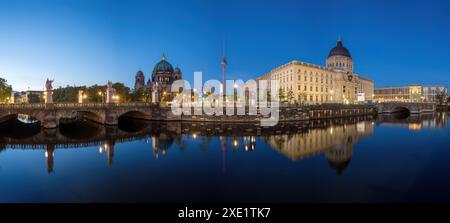 Panoramablick auf den Berliner Dom, den berühmten Fernsehturm und den wiederaufgebauten Stadtpalast bei Nacht Stockfoto