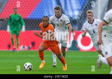 BERLIN – 25. JUNI: Xavi Simons aus den Niederlanden, Stefan Posch aus Österreich während des Gruppenspiels der UEFA EURO 2024 zwischen den Niederlanden und Österreich im Olympiastadion am 25. Juni 2024 in Berlin. (Foto von Andre Weening/Orange Pictures)/Alamy Live News Stockfoto