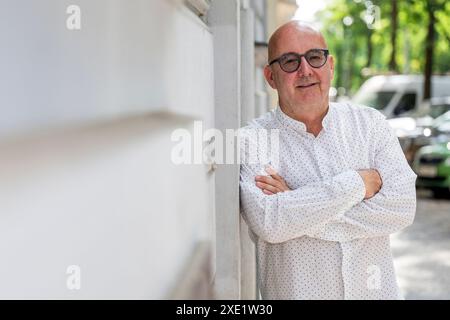 Praha, Tschechische Republik. Juni 2024. Der tschechische ägyptologe Miroslav Barta posiert für ein Foto bei der Eröffnung seines Senatswahlkampfs am 25. Juni 2024 in Prag. Miroslav Barta wird mit Unterstützung von STAN (Bürgermeister und Unabhängige) betrieben. Quelle: Ondrej Deml/CTK Photo/Alamy Live News Stockfoto