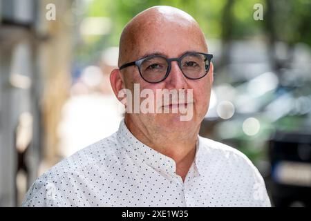 Praha, Tschechische Republik. Juni 2024. Der tschechische ägyptologe Miroslav Barta posiert für ein Foto bei der Eröffnung seines Senatswahlkampfs am 25. Juni 2024 in Prag. Miroslav Barta wird mit Unterstützung von STAN (Bürgermeister und Unabhängige) betrieben. Quelle: Ondrej Deml/CTK Photo/Alamy Live News Stockfoto