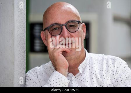 Praha, Tschechische Republik. Juni 2024. Der tschechische ägyptologe Miroslav Barta posiert für ein Foto bei der Eröffnung seines Senatswahlkampfs am 25. Juni 2024 in Prag. Miroslav Barta wird mit Unterstützung von STAN (Bürgermeister und Unabhängige) betrieben. Quelle: Ondrej Deml/CTK Photo/Alamy Live News Stockfoto