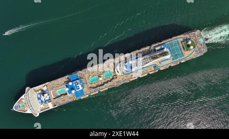 Segelkreuzfahrtschiff Luftaufnahme von oben Stockfoto