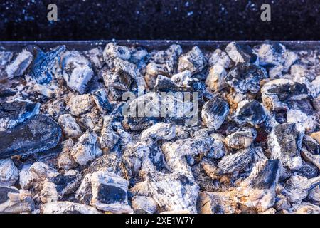 Nahaufnahme der schwelenden Kohlen im Grill. Stockfoto