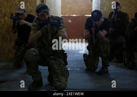 Kiew, Ukraine. Juni 2024. Ukrainische Zivilisten sahen sich während der militärischen Ausbildung von Zivilisten in Kiew auf die Erschießung eines Ziels vorbereitet. (Credit Image: © Mohammad Javad Abjoushak/SOPA Images via ZUMA Press Wire) NUR REDAKTIONELLE VERWENDUNG! Nicht für kommerzielle ZWECKE! Stockfoto