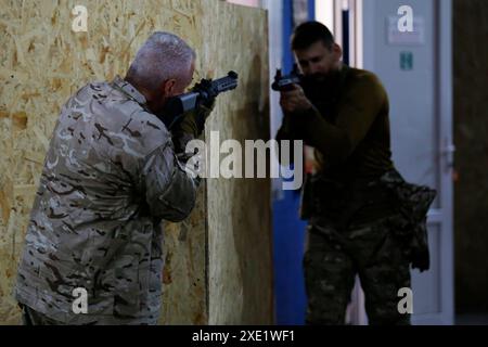 Kiew, Ukraine. Juni 2024. Ukrainische Zivilisten sahen sich während der militärischen Ausbildung von Zivilisten in Kiew auf die Erschießung eines Ziels vorbereitet. (Credit Image: © Mohammad Javad Abjoushak/SOPA Images via ZUMA Press Wire) NUR REDAKTIONELLE VERWENDUNG! Nicht für kommerzielle ZWECKE! Stockfoto