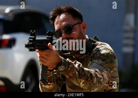 Kiew, Ukraine. Juni 2024. Ein ukrainischer Zivilist, der während der militärischen Ausbildung von Zivilisten in Kiew auf ein Ziel vorbereitet war. (Credit Image: © Mohammad Javad Abjoushak/SOPA Images via ZUMA Press Wire) NUR REDAKTIONELLE VERWENDUNG! Nicht für kommerzielle ZWECKE! Stockfoto