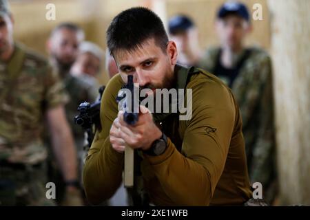 Kiew, Ukraine. Juni 2024. Ein ukrainischer Zivilist, der während der militärischen Ausbildung von Zivilisten in Kiew auf ein Ziel vorbereitet war. (Credit Image: © Mohammad Javad Abjoushak/SOPA Images via ZUMA Press Wire) NUR REDAKTIONELLE VERWENDUNG! Nicht für kommerzielle ZWECKE! Stockfoto