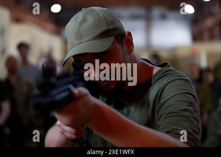 Kiew, Ukraine. Juni 2024. Ein ukrainischer Zivilist, der während der militärischen Ausbildung von Zivilisten in Kiew auf ein Ziel vorbereitet war. (Credit Image: © Mohammad Javad Abjoushak/SOPA Images via ZUMA Press Wire) NUR REDAKTIONELLE VERWENDUNG! Nicht für kommerzielle ZWECKE! Stockfoto