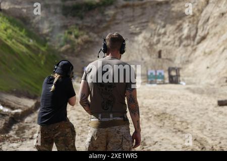 Kiew, Ukraine. Juni 2024. Ukrainische Zivilisten sahen sich während der militärischen Ausbildung von Zivilisten in Kiew auf die Erschießung eines Ziels vorbereitet. (Foto: Mohammad Javad Abjoushak/SOPA Images/SIPA USA) Credit: SIPA USA/Alamy Live News Stockfoto